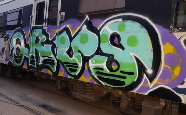 Los grafiteros que pintan los trenes, «cada vez más organizados y violentos»