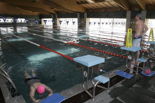 Unidos por Laredo reclama a Colindres que cobre lo mismo a todos los usuarios de la piscina