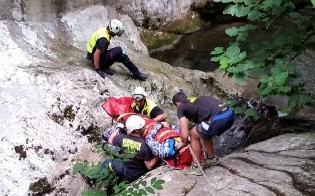 Complicado rescate de un barranquista alemán en el río Navedo, en Peñarrubia