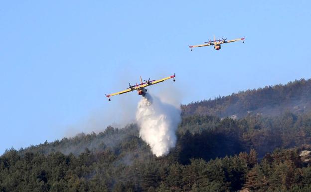 Los fuegos de La Granja y Miraflores, estabilizados tras quemar 900 hectáreas