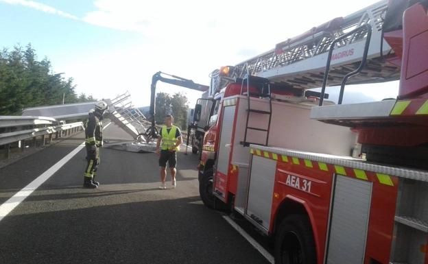 Abierto el carril de la A-67 que ha estado cerrado cuatro horas tras la caída de un pórtico de señalización