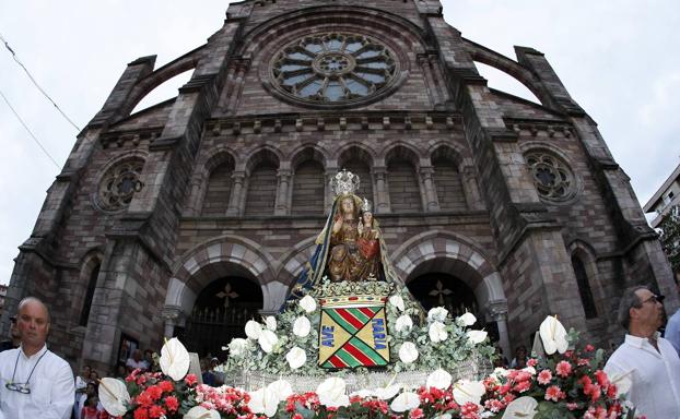 La imagen de la Virgen Grande sale en procesión