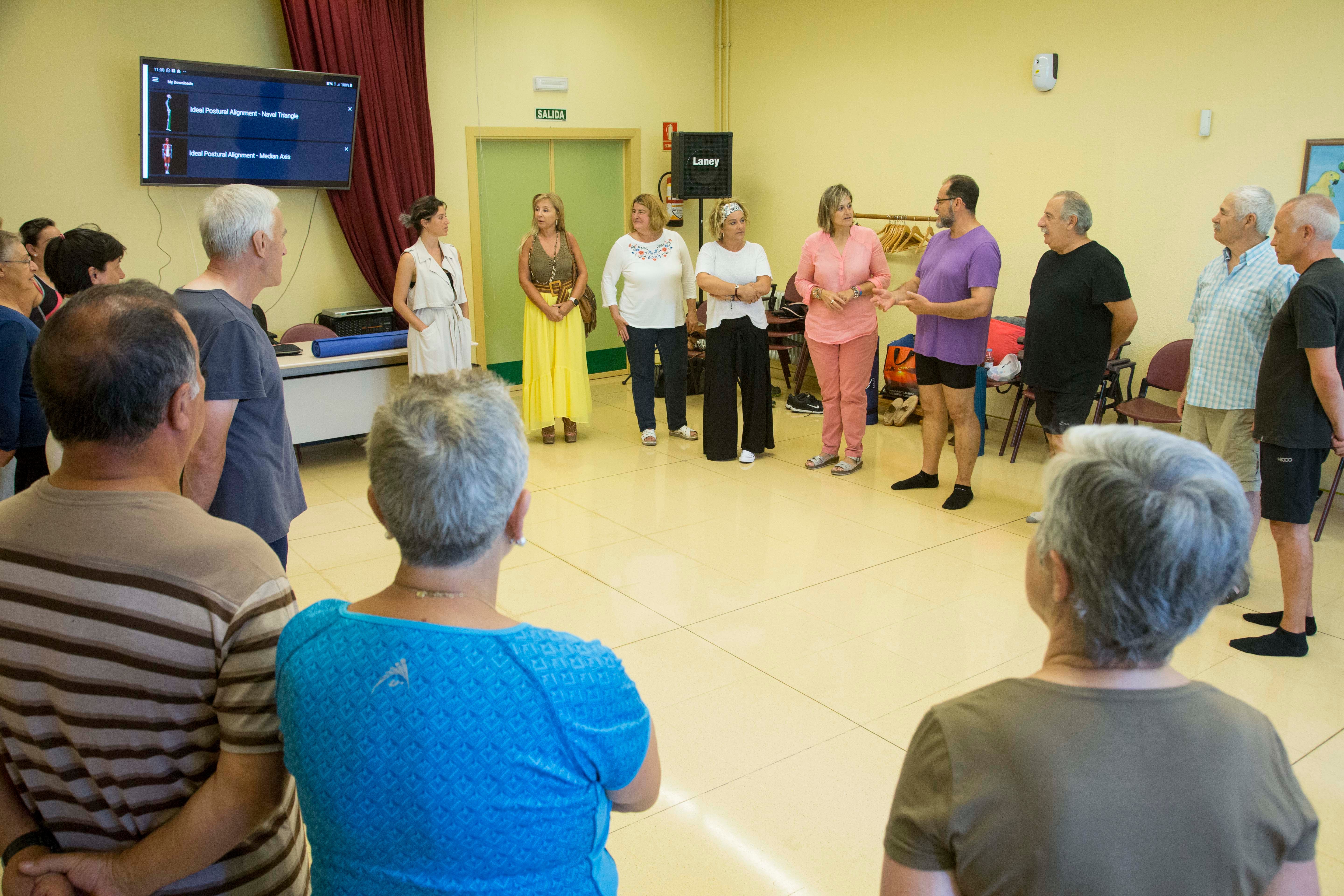 Una treintena de camargueses aprenden a mejorar la postura corporal en la Escuela de Salud