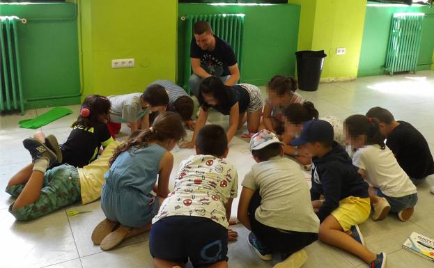 El Campamento Urbano de Suances continúa su actividad en agosto con la participación de 120 jóvenes