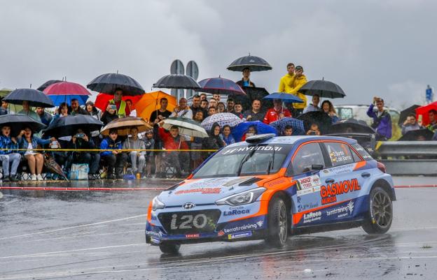 Sordo brilla en la lluvia de Sarón