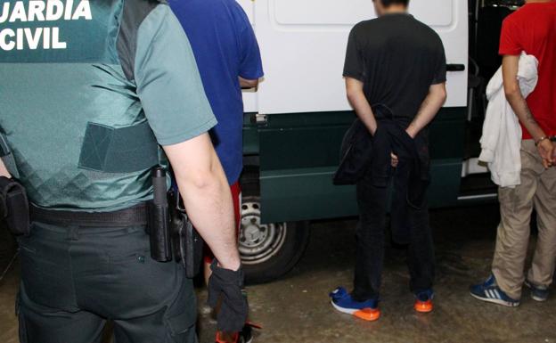 Tres detenidos cuando perpetraban un robo con fuerza en una cafetería de El Astillero