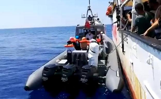 El Open Arms pide a España que se haga cargo de los 31 menores que lleva a bordo