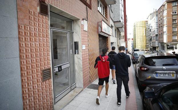 Acude a la comisaría de Gijón a denunciar una agresión y la arrestan por abandonar a sus hijos