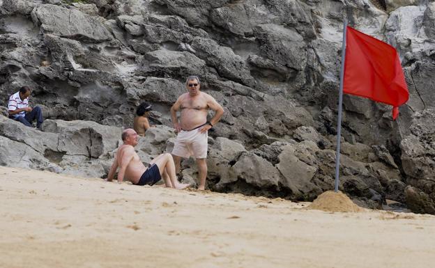 Medio Ambiente apunta a las algas y las altas temperaturas como causa del cierre de las playas