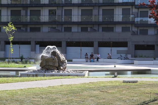 Los vecinos de Colindres ya disfrutan del remodelado Parque de La Charca