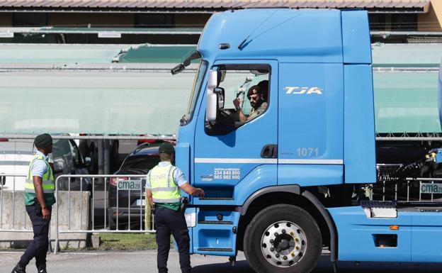 El Ejército y las fuerzas de seguridad portuguesas reabastecen las gasolineras