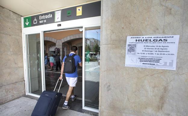 La segunda jornada de huelga en Renfe pasa desapercibida en Cantabria