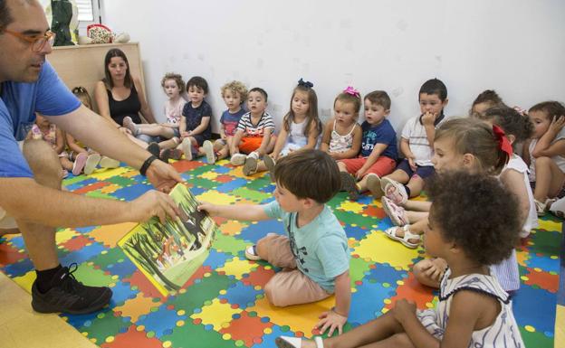 Un total de 74 niños participan este verano en las aulas gratuitas de dos años