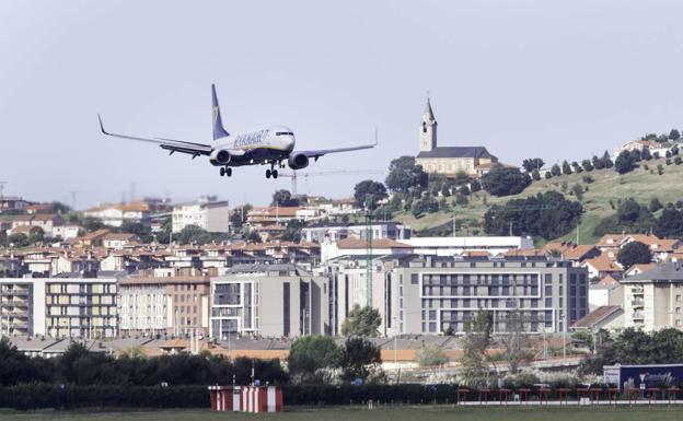 Los sindicatos de Ryanair alertan de la cancelación de los vuelos de Santander a Canarias, aunque la compañía lo niega