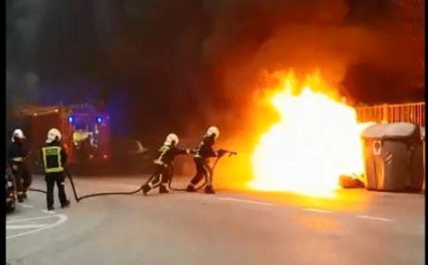 Intenso humo por el incendio de un contenedor en General Dávila