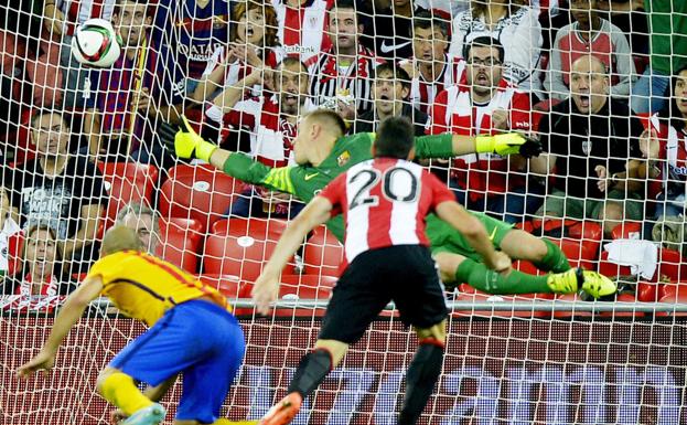 La gran noche de Aduriz, ante el Barça en San Mamés