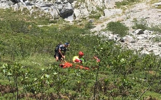 El helicóptero del Gobierno rescata a una senderista con una pierna rota en Picos