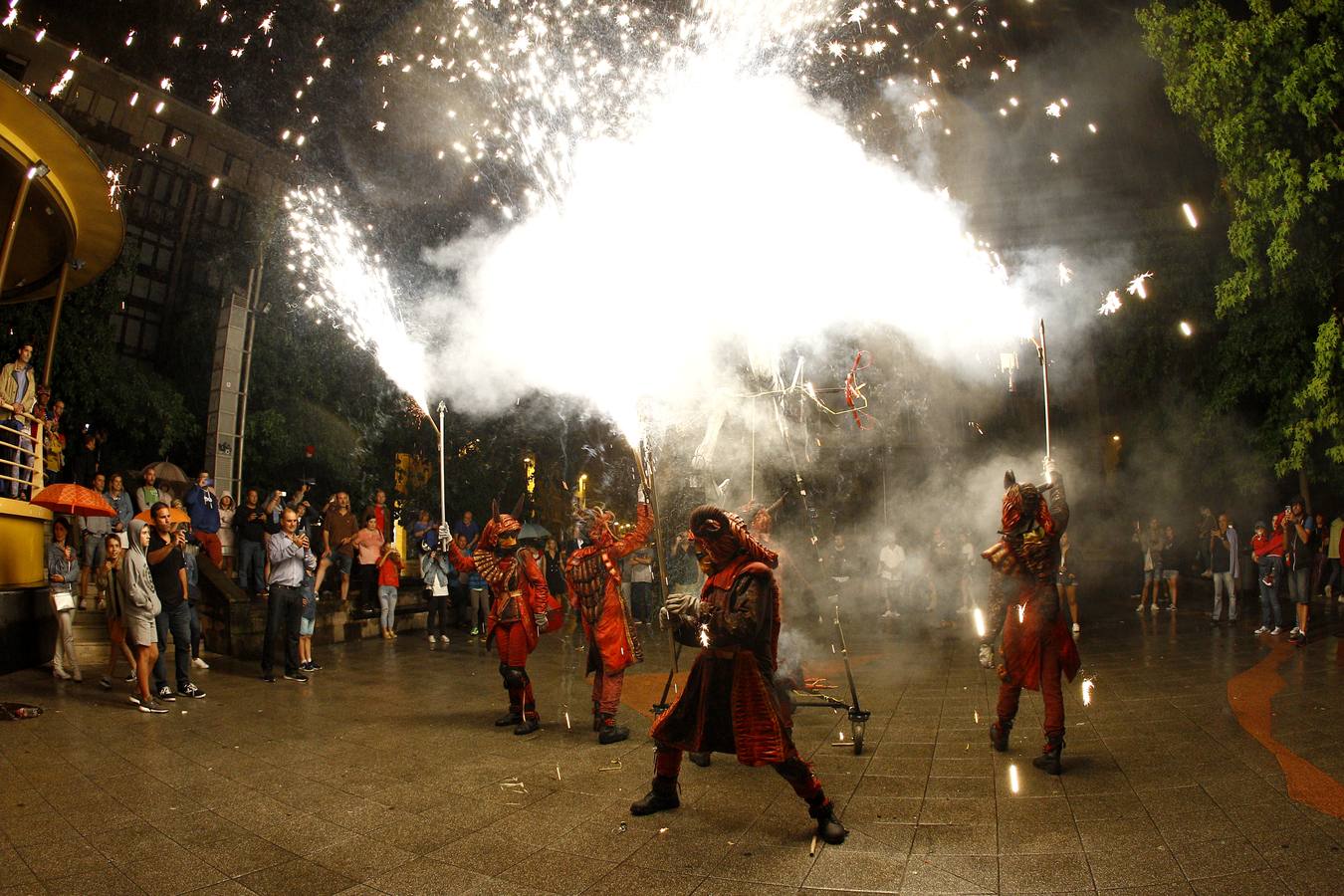 Los fuegos bajan del cielo al suelo en Torrelavega