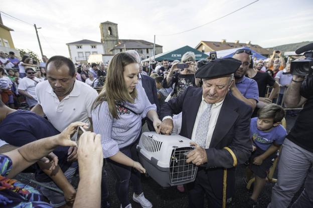 La localidad de Carasa celebra hoy la fiesta de La Gata Negra