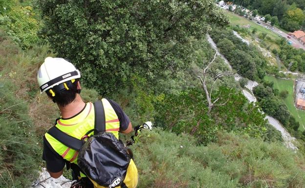 Rescatados dos senderistas que estaban recorriendo la vía ferrata de La Hermida