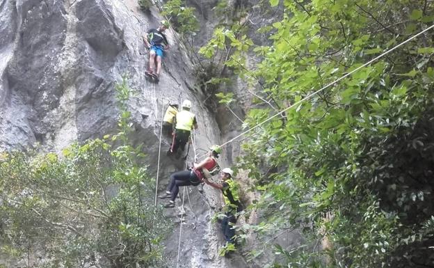 Otro rescate en la vía ferrata de La Hermida: una senderista se disloca el hombro cuando iniciaba el ascenso