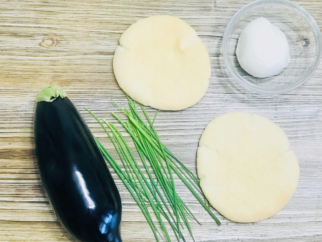 Cocina un saludable bocadillo de berenjena en pan de pita