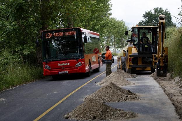 Los vecinos de La Montaña se quejan del retraso en las obras de la carretera