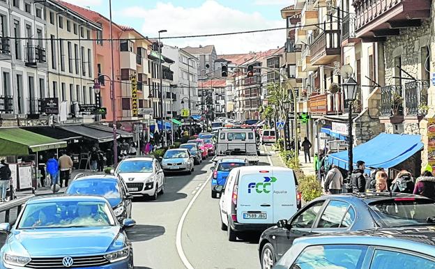 San Vicente se ve obligado a convivir con los atascos en verano