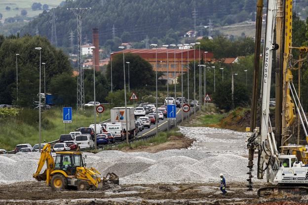 La obra del nudo de Torrelavega sólo ha avanzado un 5% desde su inicio hace un año