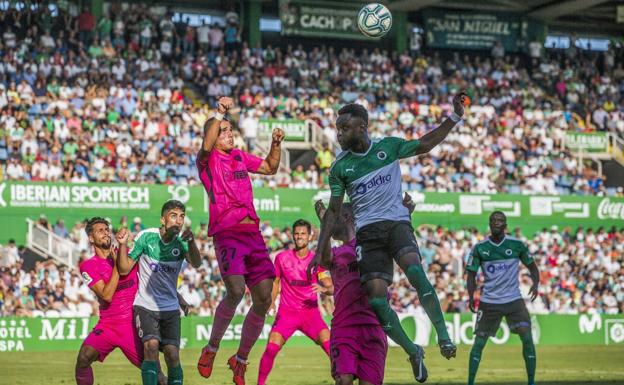 El Racing busca con urgencia su delantero