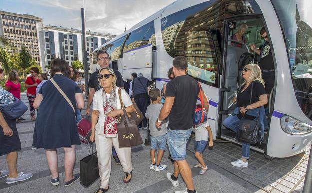 600 viajeros tuvieron que hacer transbordo durante las seis horas que el tren con Palencia estuvo interrumpido