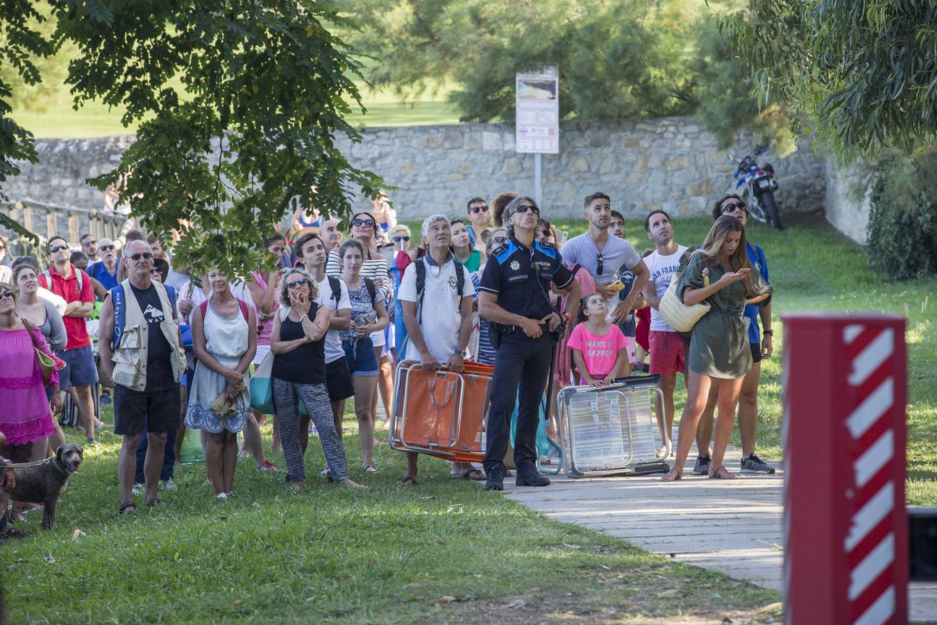 Rescatado un parapentista que quedó enganchado en un árbol junto a la playa de Mataleñas