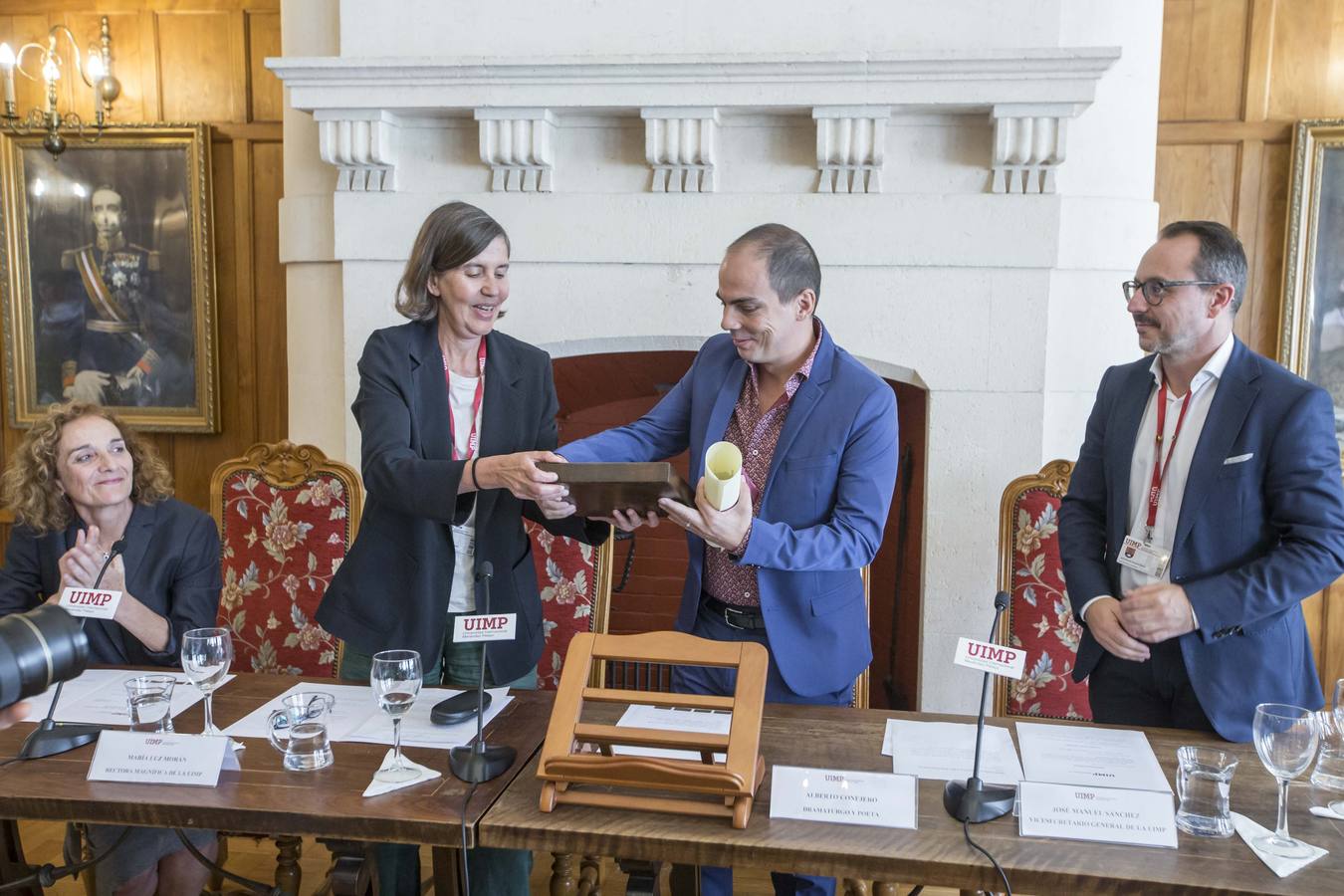 Alberto Conejero recibe el premio La Barraca