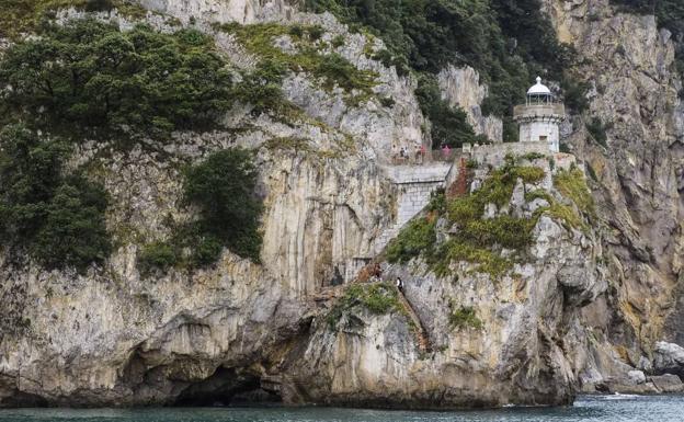 El alcalde de Santoña teme que el problema de los saltos obligue a cerrar el Faro del Caballo