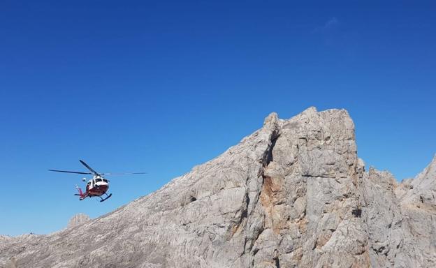 Evacuada en helicóptero una montañera que se cayó de cabeza cerca de Cabaña Verónica