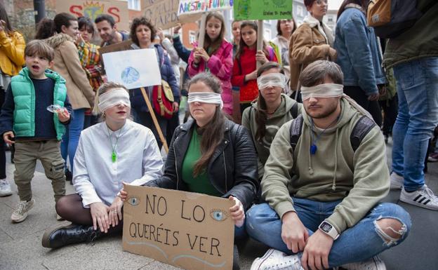 La organización Fridays For Future Cantabria denuncia que el consulado de Brasil les puso el 'Cara al sol'