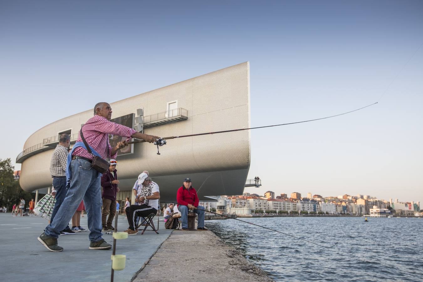Pescadores en el Paseo Marítimo