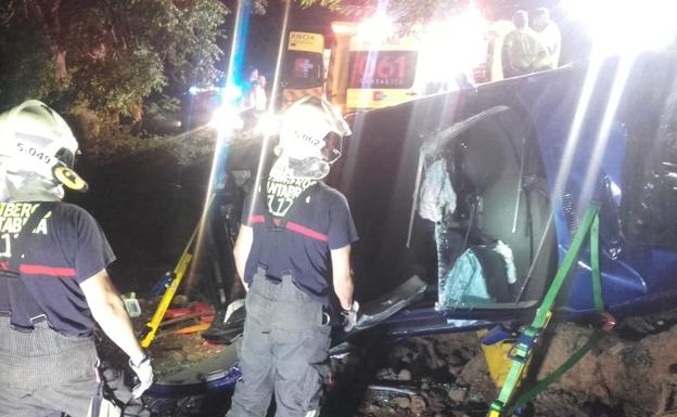 Un joven herido leve tras chocar contra un árbol en Argomilla de Cayón