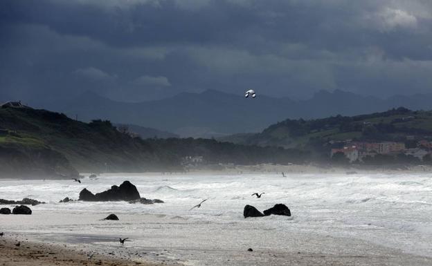 Socorren a un surfista que se encontraba mal en la playa de Gerra