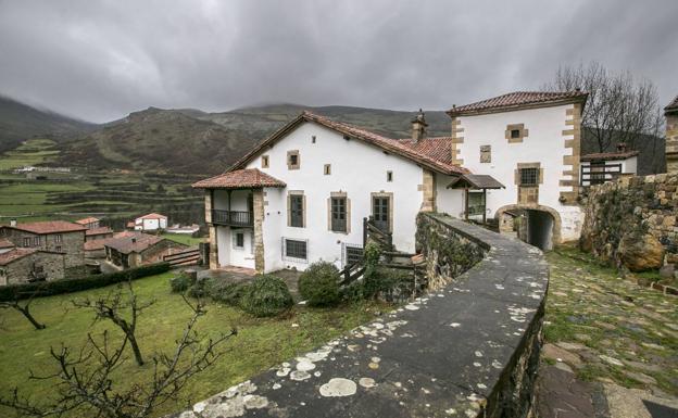 Zuloaga asegura que harán de la Casona de Tudanca «un punto de encuentro cultural de referencia»