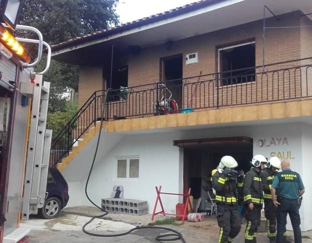 Los bomberos del 112 extinguen el incendio de una vivienda en Alceda