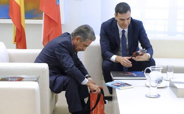 Revilla critica a Pedro Sánchez que concierte su visita a Cantabria con Zuloaga sin hablar con él