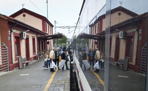 Motivos técnicos obligan a Renfe a transportar por carretera a los viajeros entre Santander y Ribadesella