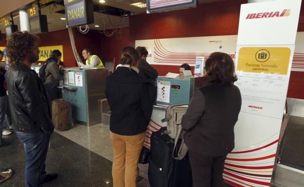 Un vuelo de ida y vuelta Madrid-Santander, cancelado por la huelga de Iberia