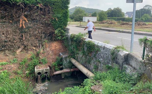 Vecinos del pueblo de Camargo critican el mal olor y la suciedad del río Collado