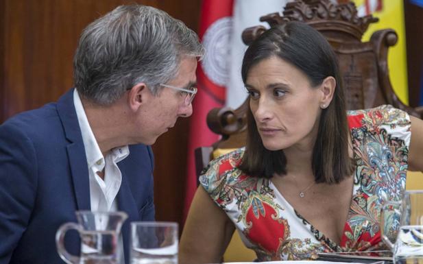 La alcaldesa, obligada a presidir tres comisiones por no negociar un sustituto