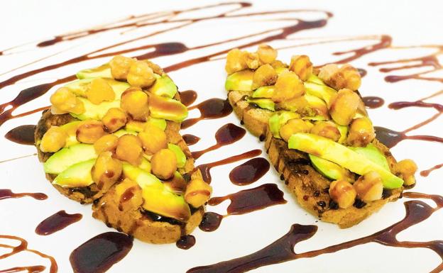 Tostadas con aguacate y garbanzos caramelizados en tiempo exprés