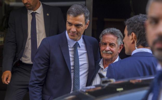 Sánchez promete a Revilla una fórmula para «no asfixiar» a Cantabria con los recortes