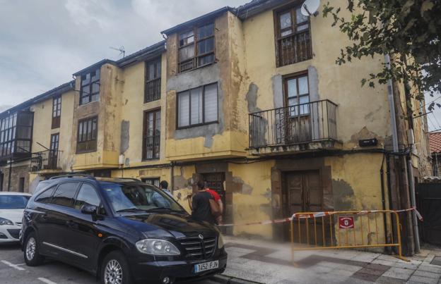 El Ayuntamiento de Torrelavega ordena reparar el edificio vallado por seguridad en Torres