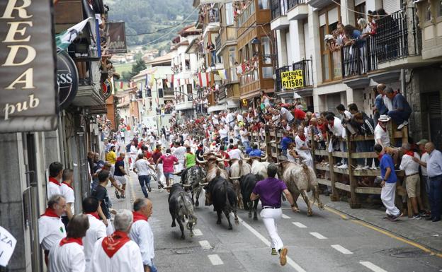 Peligroso y emocionante encierro final en Ampuero